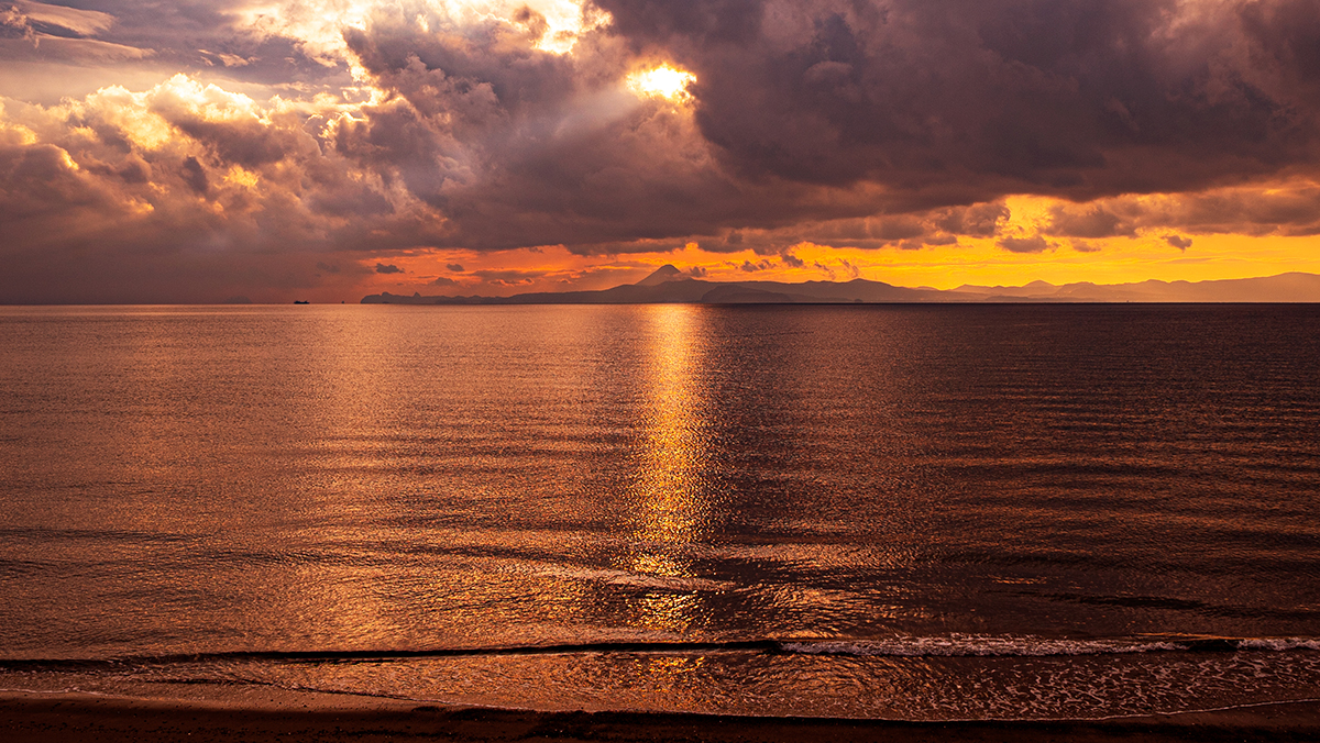 鹿児島県鹿屋市浜田海水浴場より対岸に開聞岳を臨む